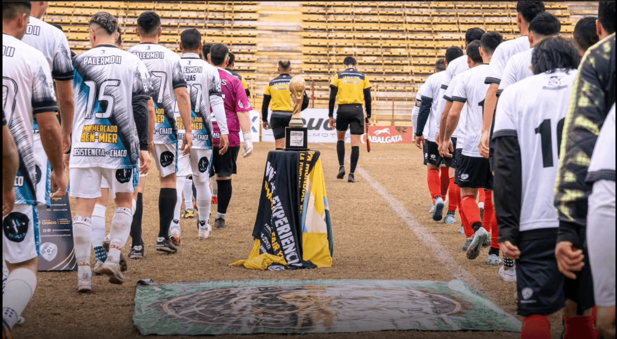 Entrada de los equipos a la cancha