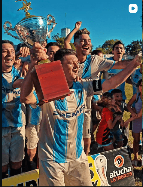 Festejo del campeón con la copa